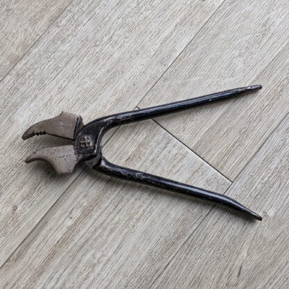 narrow lasting pliers for shoemaking